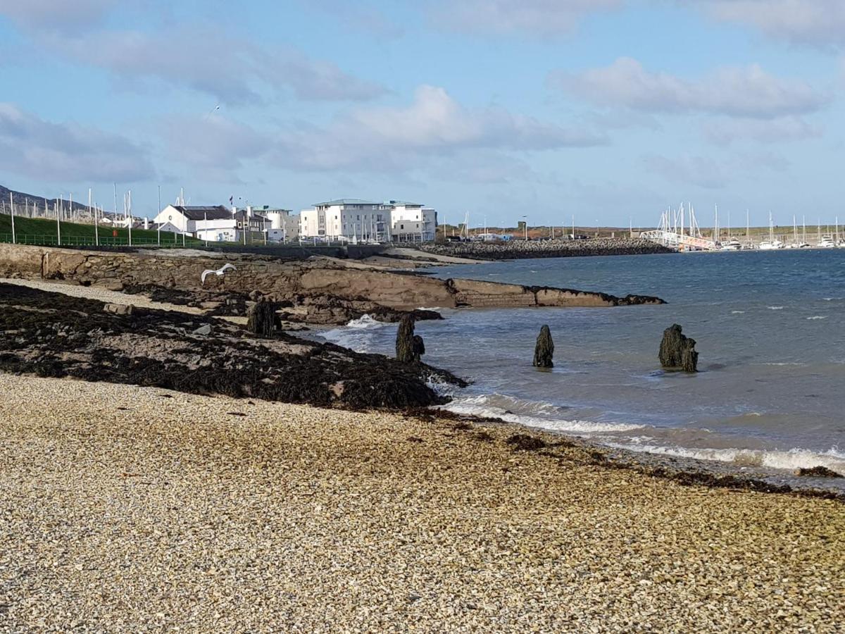 The Hut Wales - A Sea Front Inn Holyhead Exterior photo