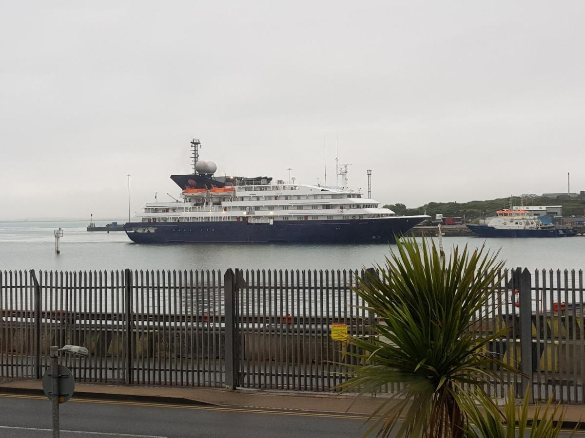 The Hut Wales - A Sea Front Inn Holyhead Exterior photo