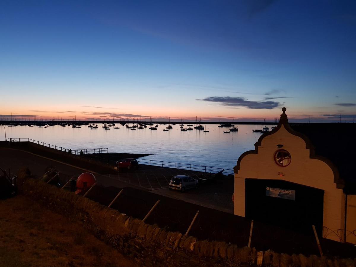 The Hut Wales - A Sea Front Inn Holyhead Exterior photo